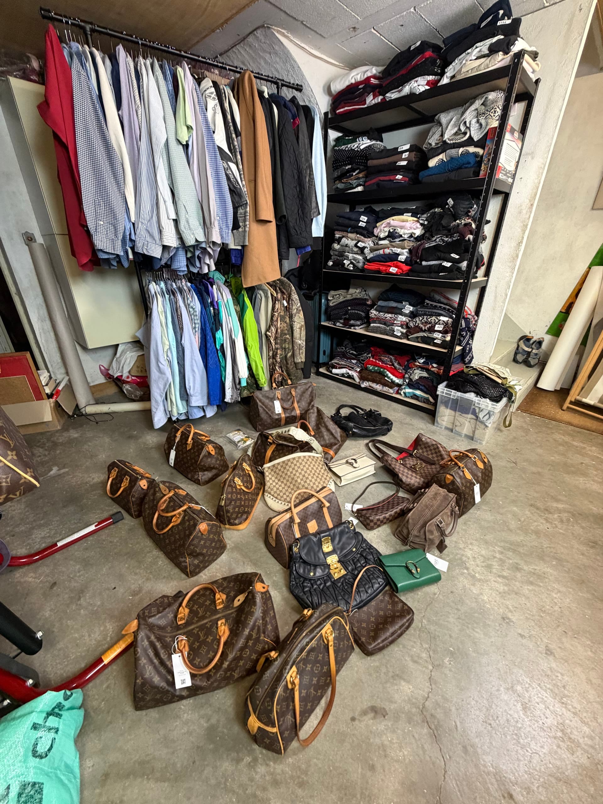Sacs de luxe dans l'entrepôt d'Aurel — Louis Vuitton, Gucci et pièces authentifiées