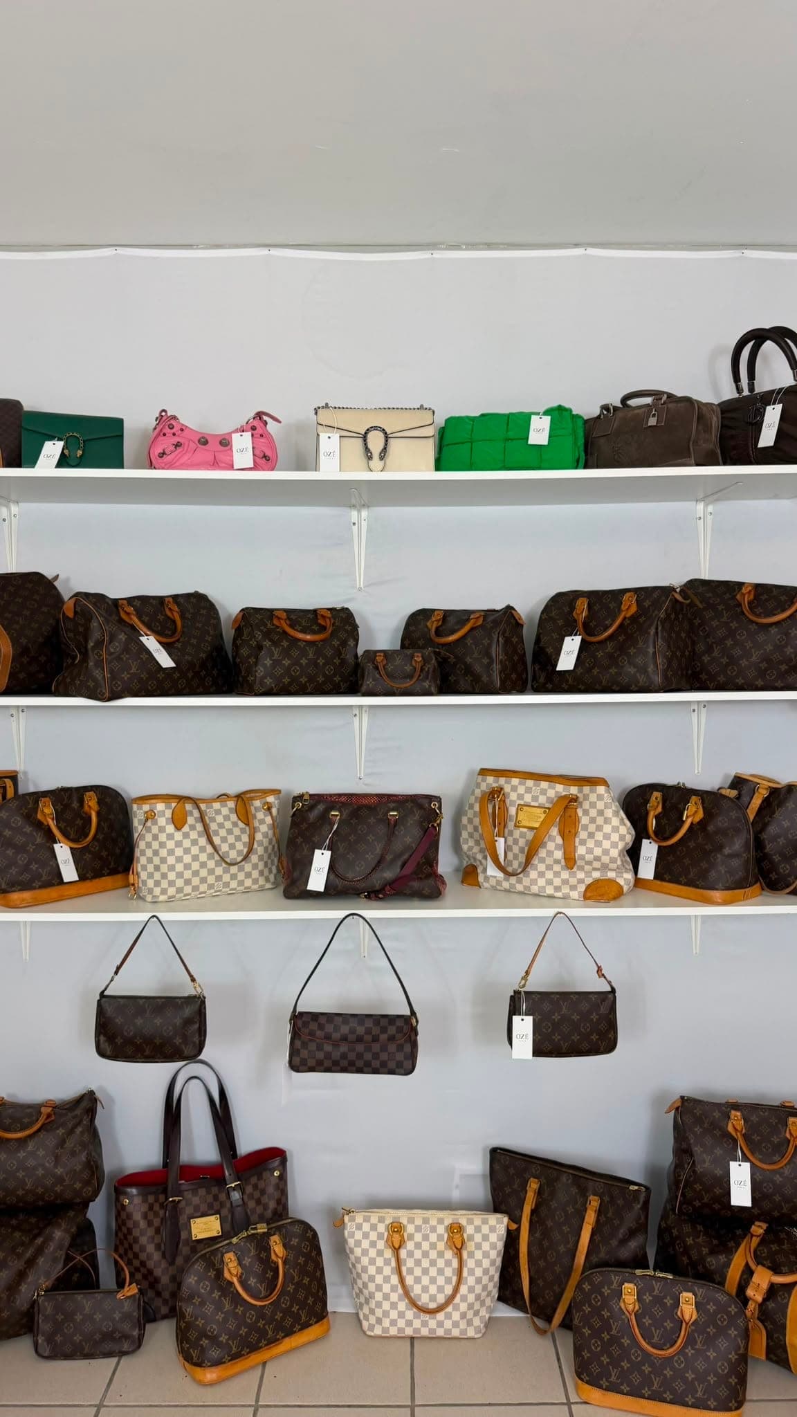 Mur de stock Louis Vuitton chez le fournisseur