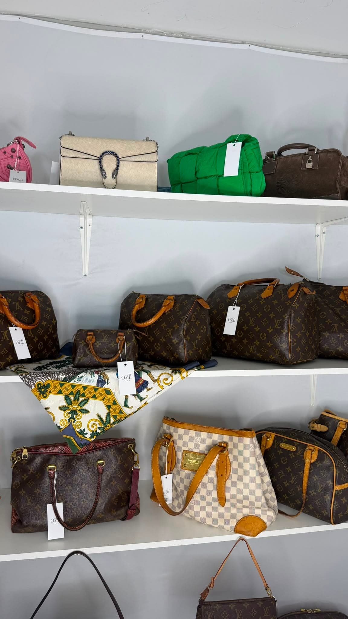 Étagères Louis Vuitton et pièces colorées
